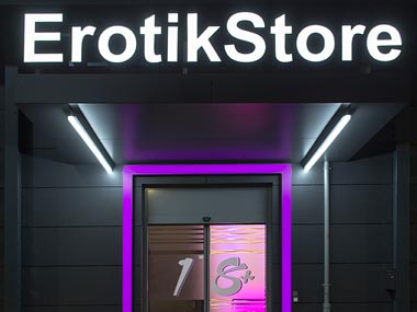 Beleuchteter Eingang vom Erotikstore Hohenwarsleben