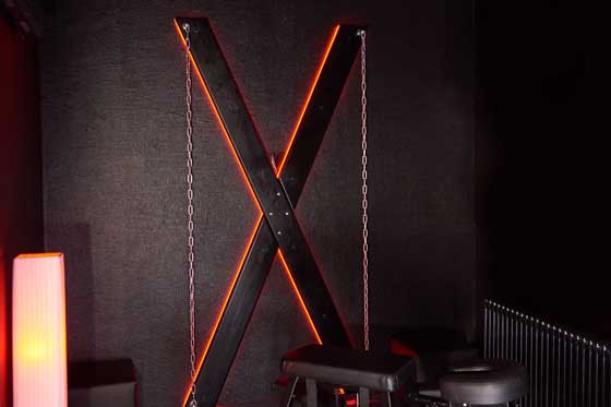Andreaskreuz im Sexkino